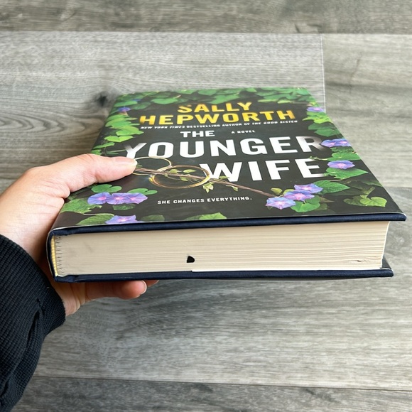 🌸 3 For $20 🌸 The Younger Wife by Sally Hepworth (Book/Novel) - Picture 4 of 6